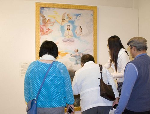 图4：观众在观赏真善忍美展