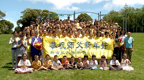 新西兰法轮功学员恭祝师尊新年好