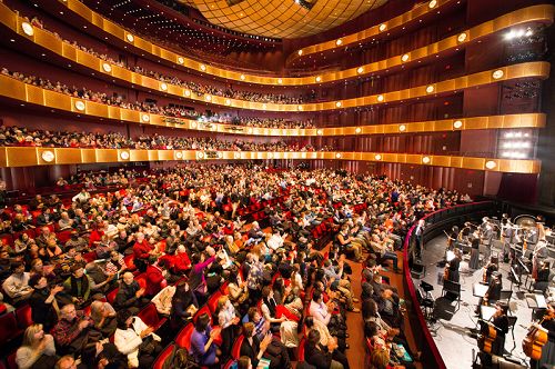 自二零一五年一月九日开始，神韵纽约艺术团再次莅临纽约林肯中心大卫寇克剧院，拉开八天十二场演出，在前三天的辉煌演出中，再现票房连续四场爆满的佳绩。