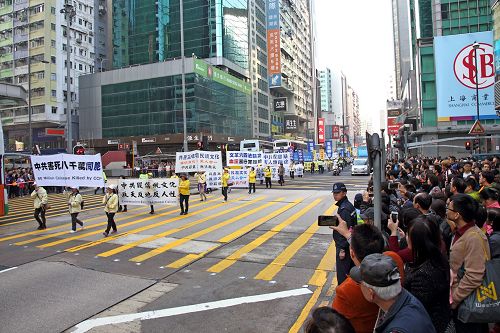 香港学员举办游行活动，和平理性反迫害，触动华人心。