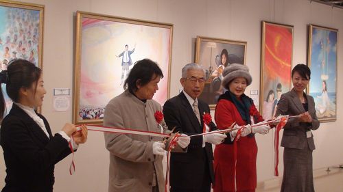 真善忍国际美展开幕式。中间从左至右：国际艺术院总裁伊藤三春（Mr.Miharu