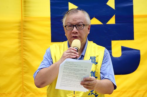 香港法轮佛学会发言人简鸿章在集会上发言表示:“法办恶首江泽民,停止迫害法轮功。这是天意之必然,也是良知的选择。”