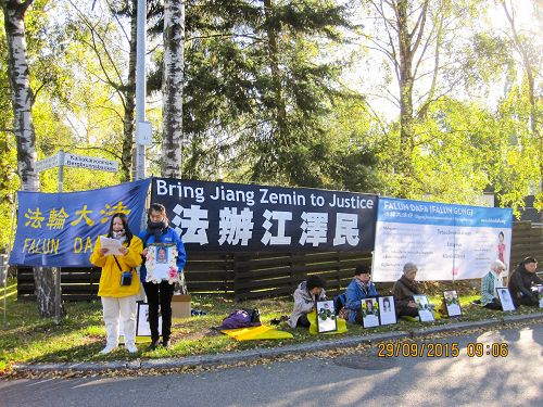 图:朱洛新女士(左)讲述自己与丈夫及亲人受迫害经历