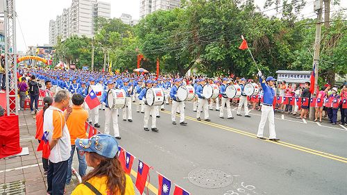 图1：天国乐团应邀参加台湾彰化国庆游行