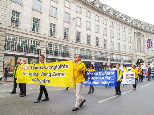 图4-9：二零一五年十月十日，由天国乐团领军，法轮功学员在伦敦主要商业街道举行大规模游行，广传真相