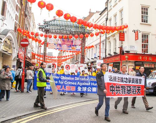 图11-14：法轮功学员在伦敦唐人街举行大游行，大批华人拍照