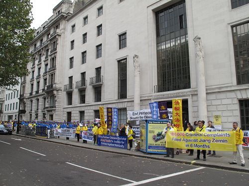 图1-5：二零一五年十月十日，法轮功学员在在伦敦中使馆对面举行新闻发布会，传递真相、声援诉江、呼吁制止迫害