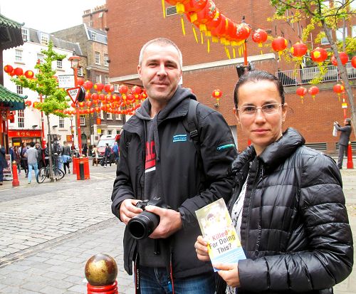 图4：十月十日下午，正在伦敦旅游的罗马尼亚人宙顿（Zohden）和他太太来到伦敦中国城，恰巧遇到法轮功大游行。