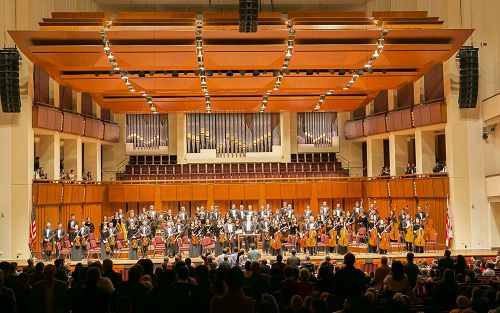 图1：神韵交响乐团于二零一五年十月十一日晚莅临华盛顿的肯尼迪艺术中心音乐厅。观众长时间起立，掌声雷动，神韵指挥家带领乐团又加演了两首曲目。