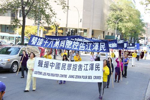 图1-2:蒙特利尔法轮功学员在市中心唐人街游行,声援“诉江”。