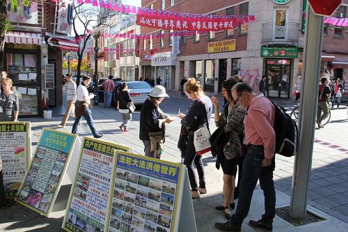 图3-4:蒙特利尔法轮功学员在唐人街中山公园传播法轮功的真相,许多民众驻足了解真相,并签名支持“诉江”。