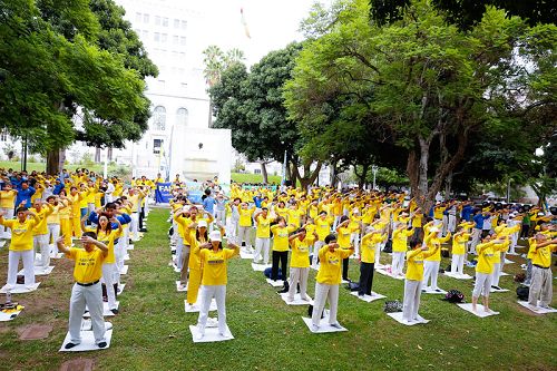 图1-5：法轮功学员洛杉矶市政厅前炼功