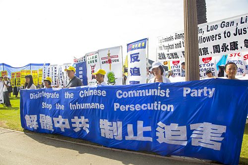 图10-12：洛杉矶圣塔莫尼卡海滩码头上举行“制止迫害法轮功、制止活摘、法办江泽民”集会