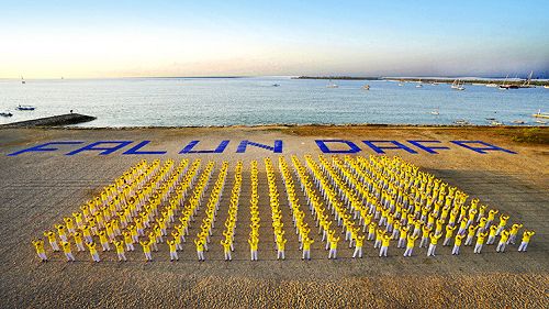 图：法轮功学员在在沙滩上排了“FALUN DAFA”巨大字体