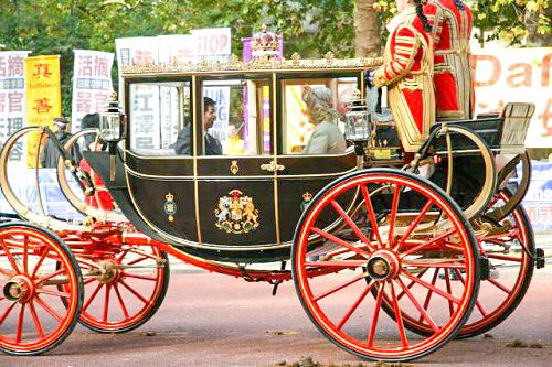 图7：二零一五年十月二十日，在林荫路（The Mall）上，英国王储查尔斯王子夫妇乘坐的马车路过法轮功真相横幅
