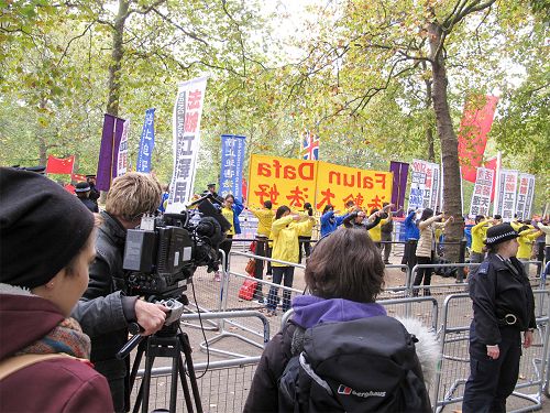 图9：BBC、ITV、路透社等多家主流媒体记者报道法轮功学员的和平抗议活动，采访法轮功学员