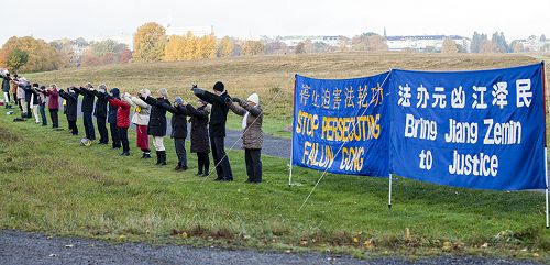 图1：瑞典学员在中使馆前和平抗议，呼吁法办元凶江泽民。
