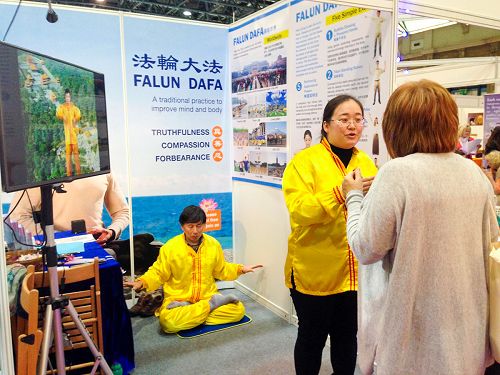 图1－3：二零一五年十月二十三日至二十五日，法轮功学员伦敦身心健康节介绍法轮功、展示真善忍的美好