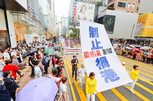 图：看到中共黑手伸入香港，日籍旅客担心香港前途。