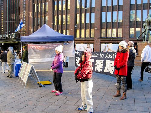图1：芬兰学员在市中心广场传播法轮功真相