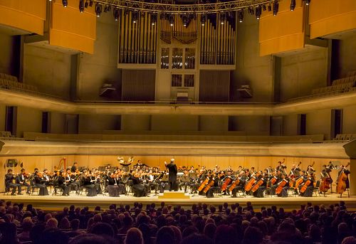 图：2015年10月03日下午，神韵交响乐团音乐会在多伦多罗伊·汤姆森音乐厅（Roy Thomson Hall）演出爆满，最后一票难求。