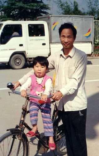 陈希小时候和爸爸陈勇波的合影。