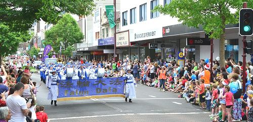 2015-11-30-minghui-australia-christmas-parade-01--ss.jpg