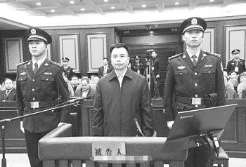 图:2015年12月25日,万庆良在庭审现场(网络图片)