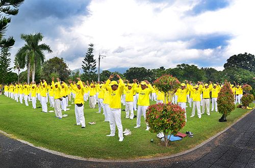 法轮功学员在花园里集体炼功