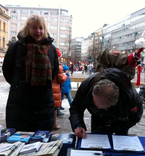 比约恩（Bjørn）和他的妻子签名支持法轮功