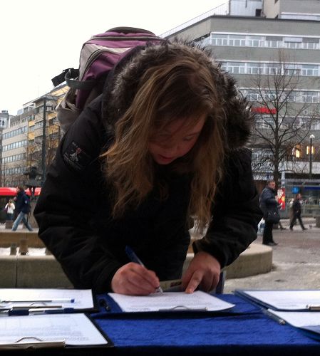 挪威女孩在国家剧院前的真相点签名