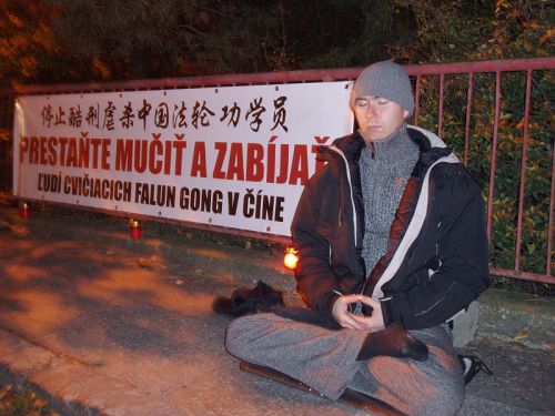 二零零五年十一月三日开始，当地的法轮功学员开始了在中使馆前的静坐。