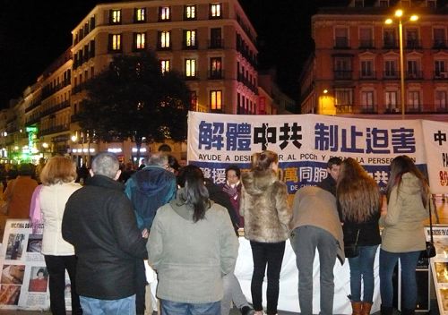 西班牙民众签字声援法轮功学员反迫害