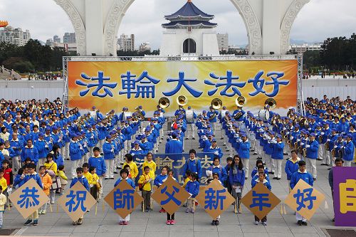 图2:天国乐团演奏“法轮大法好”、“佛恩圣乐”、“谢谢师父”等音乐触动人心。