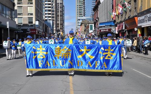 多伦多天国乐团参加第二十八届圣派翠克节游行（St. Patrick's Parade）经过主席台受欢迎。