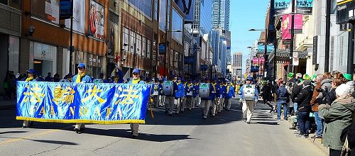 多伦多天国乐团参加第二十八届圣派翠克节游行（St. Patrick's Parade）受欢迎。