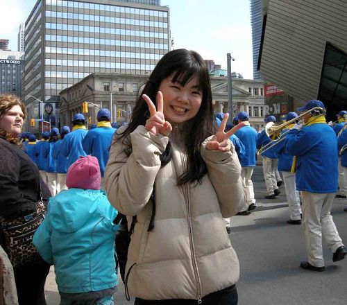 日本留学生Yukari表示看到法轮功的队伍后很兴奋。