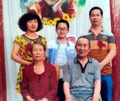 刘贵生与父母、妻子、儿子的合影