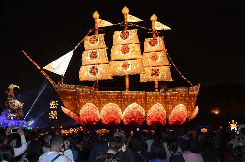 金碧辉煌的法船在台湾灯会台中灯区登场，民众赞叹，纷纷拍照留念。