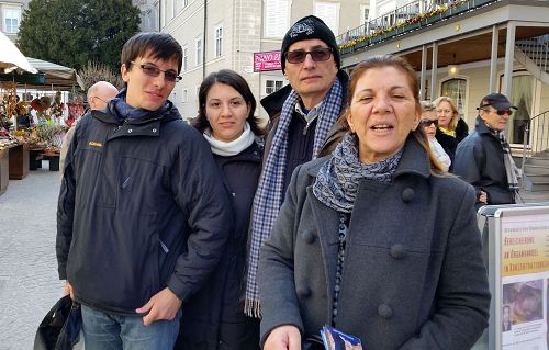 意大利游客PAOLA 女士和他的家人对法轮功学员说，我们反对中共