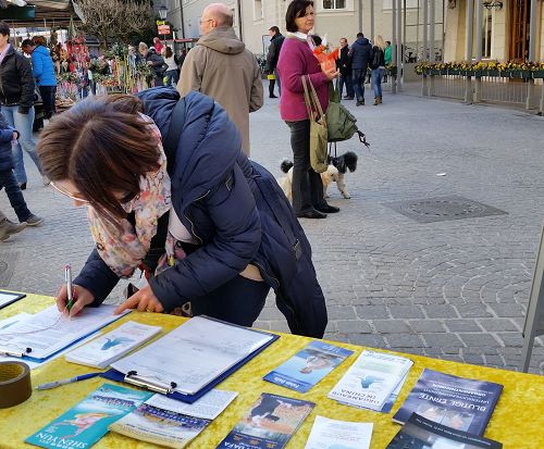 2015-3-30-minghui-falun-gong-austria-06--ss.jpg