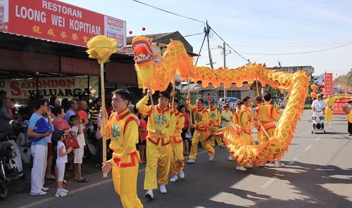 法轮功学员来到了彭亨州而连突举行新年游行，吸引民众驻足观看。