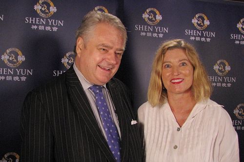 公司总裁Keith Suter博士和Jane Suter女士在悉尼帝苑剧院观赏了神韵演出。
