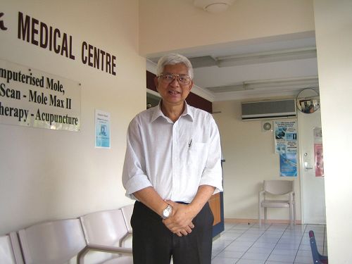 图：行医四十年的布里斯本医生、昆士兰越南社区领袖布伊（Dr Cuong Bui）