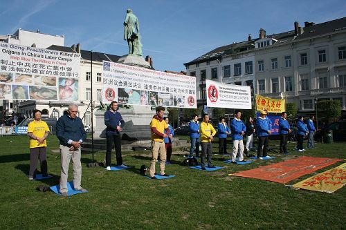 图9：法轮功学员的在横幅下的功法展示