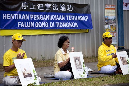 为纪念法轮功四•二五和平请愿十六周年，印尼法轮功学员在雅加达的中使馆前举行静坐请愿和烛光守夜