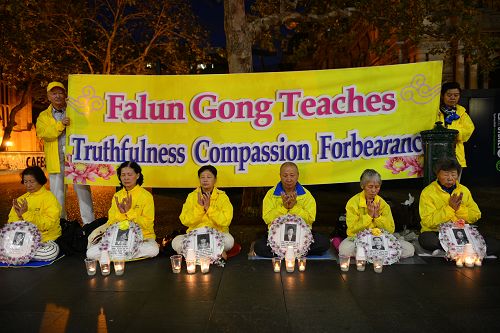 法轮功学员在烛光中静坐纪念被中共非法迫害致死的法轮功学员