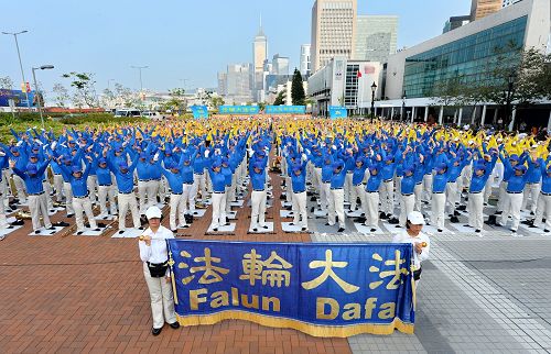 图7：香港法轮功学员举行“四•二五”十六周年反迫害活动，最后在中环爱丁堡集合大炼功，场面平静祥和。