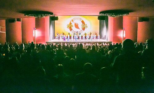 二零一五年四月二十六日下午，神韵世界艺术团在美国首都华盛顿八天十场的演出在肯尼迪艺术中心歌剧院落下帷幕。图为最后一场观众爆满的盛况。