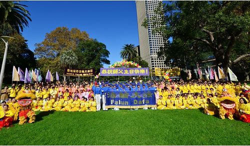 法轮功学员恭祝李洪志师父六十四岁华诞